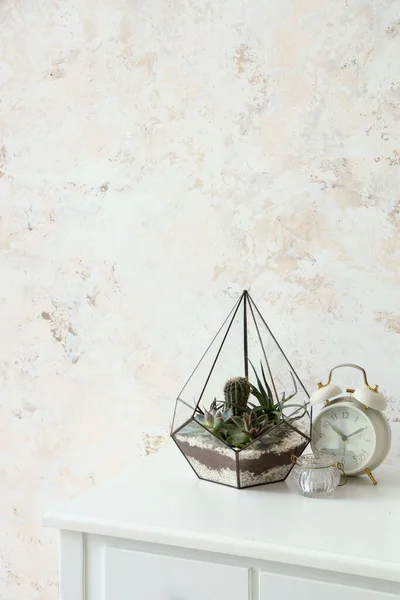 Florarium Dengan Jam Alarm Dan Lilin Atas Meja Dekat Dinding — Stok Foto