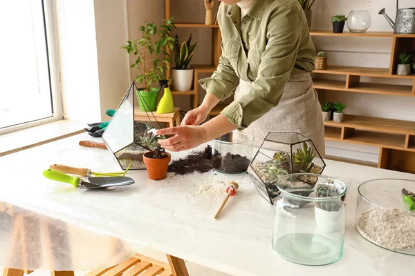 Wanita Membuat Florarium Atas Meja Rumah — Stok Foto