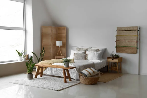 Interior Kamar Tidur Ringan Dengan Tempat Tidur Florarium Dan Tanaman — Stok Foto