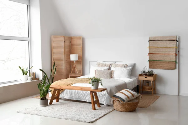 Interieur Van Lichte Slaapkamer Met Bed Floraria Kamerplanten — Stockfoto