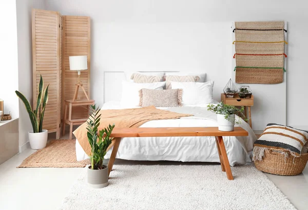 ベッド フラワールーム 観葉植物と光の寝室のインテリア — ストック写真