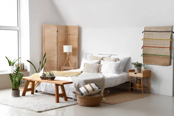 Interior Kamar Tidur Ringan Dengan Tempat Tidur Florarium Dan Tanaman — Stok Foto