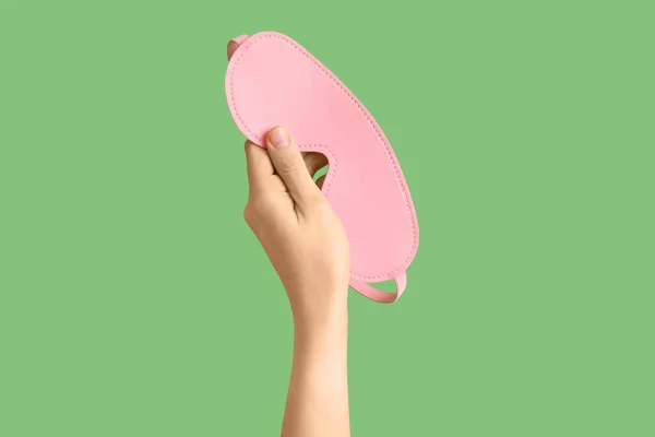 女性とともにピンクマスクからセックスショップ上の緑の背景 — ストック写真