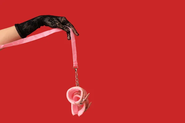 Femme Avec Des Menottes Roses Sex Shop Sur Fond Rouge — Photo