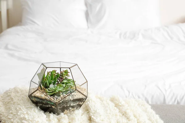 Yatak Odasında Ekose Çiçekli Yakın Plan — Stok fotoğraf