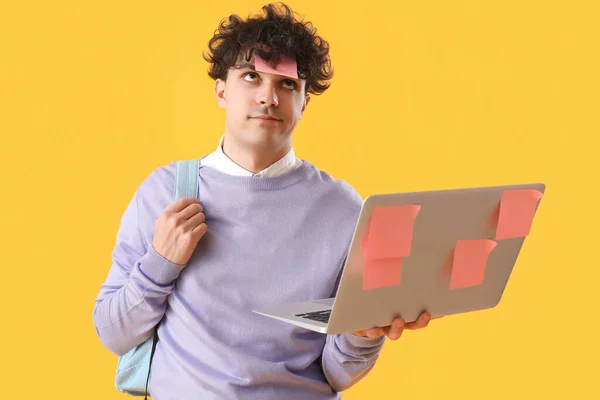 Männlicher Student Mit Haftnotizen Und Laptop Auf Gelbem Hintergrund — Stockfoto