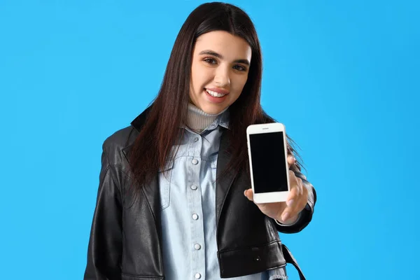 Mooie Jonge Vrouw Met Mobiele Telefoon Blauwe Achtergrond — Stockfoto