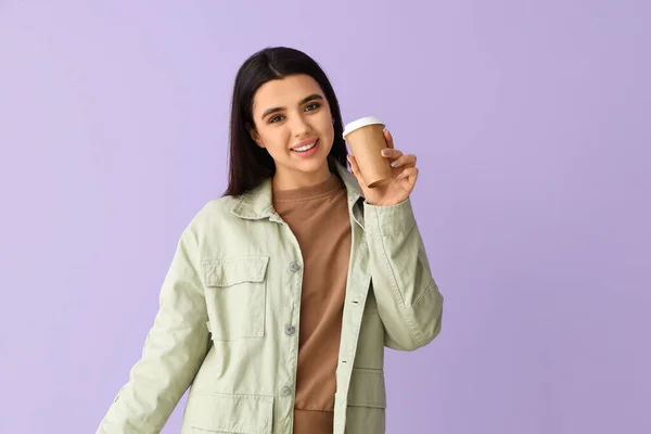 Hübsche Junge Frau Trinkt Kaffee Auf Fliederfarbenem Hintergrund — Stockfoto