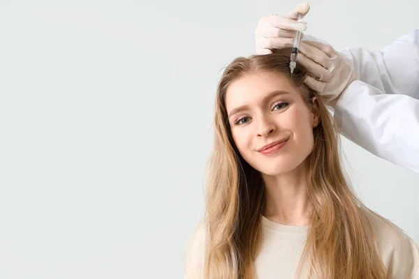 Mladá Žena Problémem Vypadávání Vlasů Dostává Injekci Světlém Pozadí — Stock fotografie