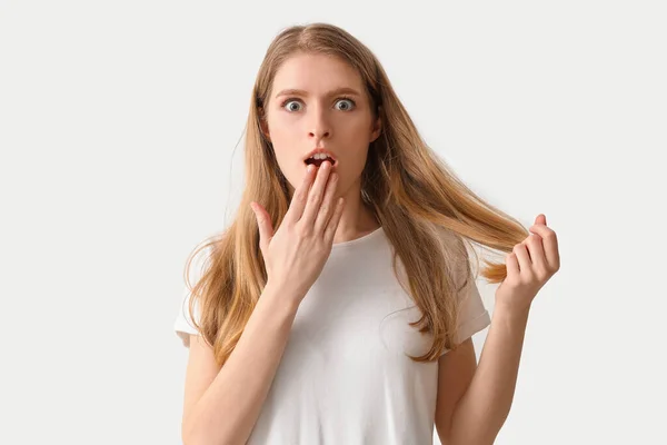 Schockierte Junge Frau Mit Haarausfall Problem Vor Hellem Hintergrund — Stockfoto