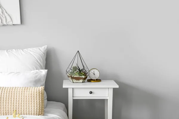 Florario Con Reloj Despertador Mesa Dormitorio Luminoso — Foto de Stock