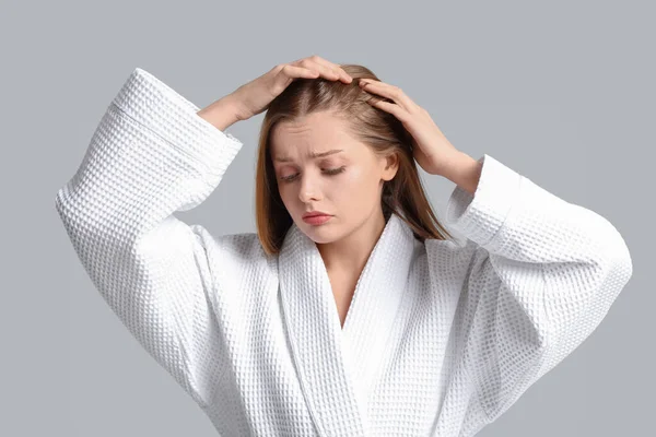 Беспокойная Молодая Женщина Проблемой Выпадения Волос Светлом Фоне — стоковое фото