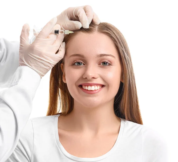 Žena Problémem Vypadávání Vlasů Dostává Injekci Bílém Pozadí — Stock fotografie