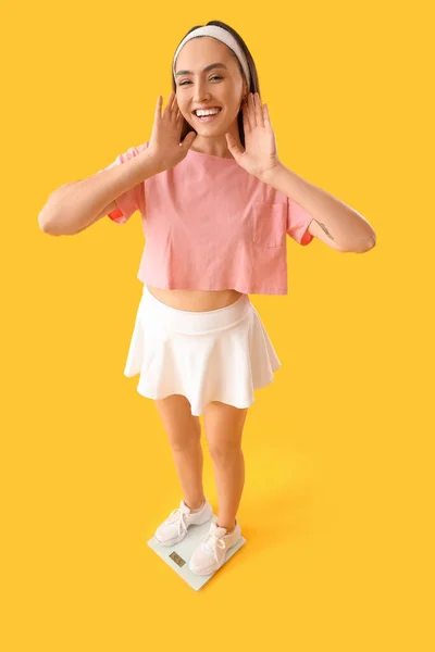 Junge Frau Misst Ihr Gewicht Auf Einer Waage Vor Gelbem — Stockfoto