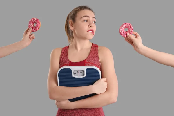 Sportliche Junge Frau Mit Schuppen Und Weiblichen Händen Mit Donuts — Stockfoto