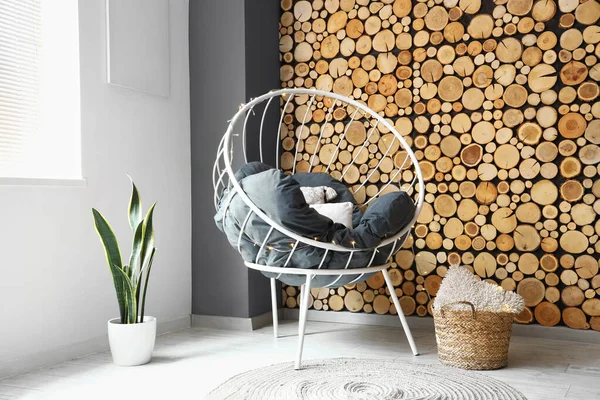 Stilvoller Sessel Mit Kissen Und Leuchtenden Lichtern Hellen Raum — Stockfoto
