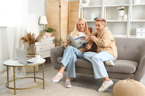 Mature Women Reading Magazine Home — Stock Photo, Image