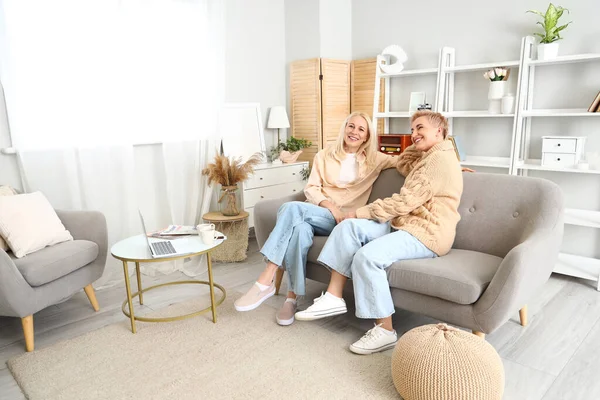 Happy Mature Women Sitting Sofa Home — Stock Photo, Image