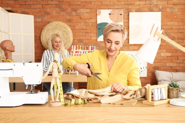 Vrouwelijke Kleermakers Werken Samen Atelier — Stockfoto
