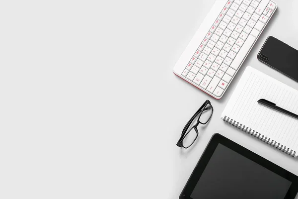 Composición Con Tablet Gafas Teclado Teléfono Móvil Sobre Fondo Blanco — Foto de Stock