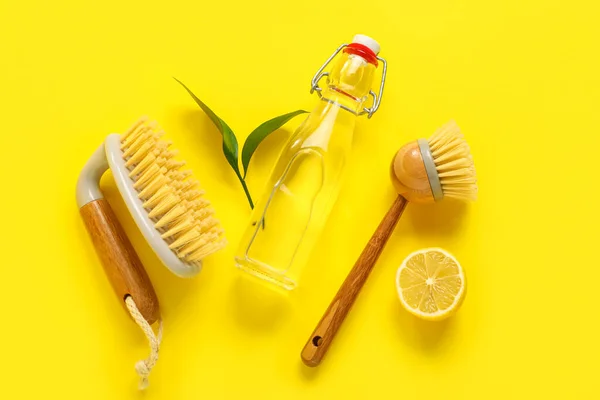 Bottle Vinegar Brushes Lemon Yellow Background — Stock Photo, Image