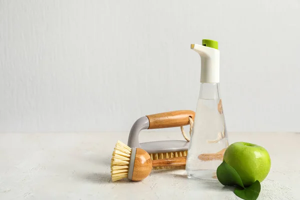 Bottle Vinegar Brushes Apple Light Background — Stock Photo, Image