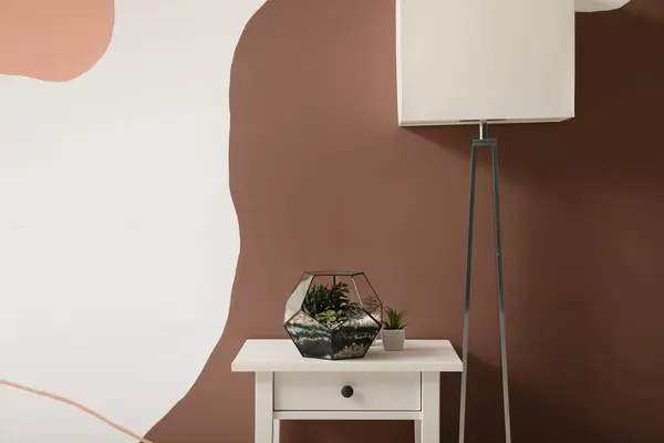 Renkli Duvarın Yanında Masa Lamba — Stok fotoğraf