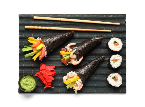 白地においしい寿司コーン わさびと竹マット — ストック写真