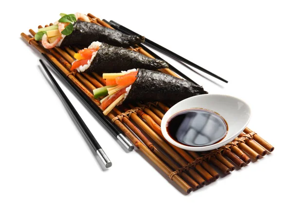 Bambusz Szőnyeg Finom Sushi Kúpokkal Szójaszósszal Evőpálcikákkal Fehér Alapon — Stock Fotó