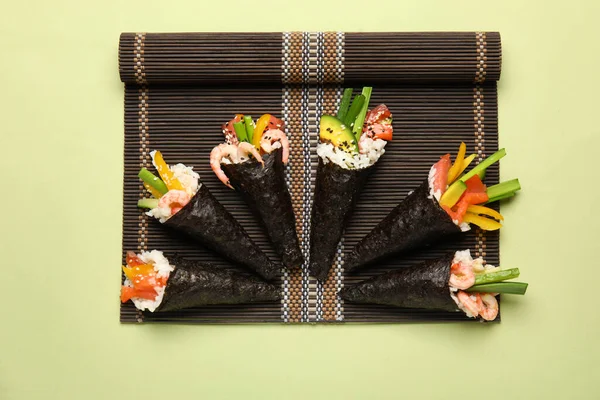 Stuoia Bambù Con Gustosi Coni Sushi Sfondo Colore — Foto Stock