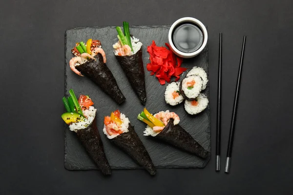 黒地においしい寿司コーン ロール 箸でスレートボード — ストック写真