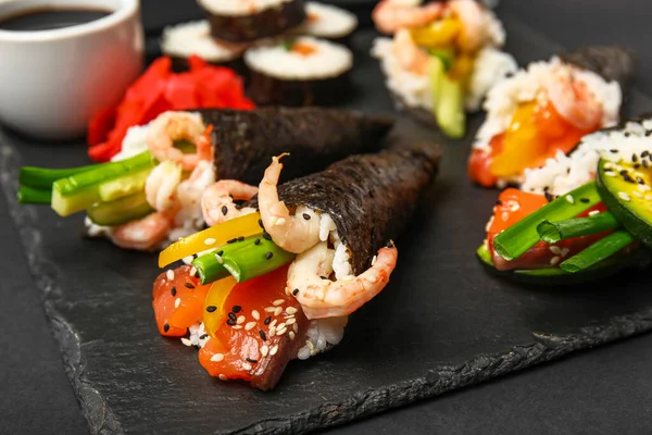 Palatábla Ízletes Sushi Kúpokkal Sötét Háttérrel Közelkép — Stock Fotó