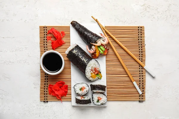 軽い背景でおいしい寿司ロール コーン 生姜と構成 — ストック写真