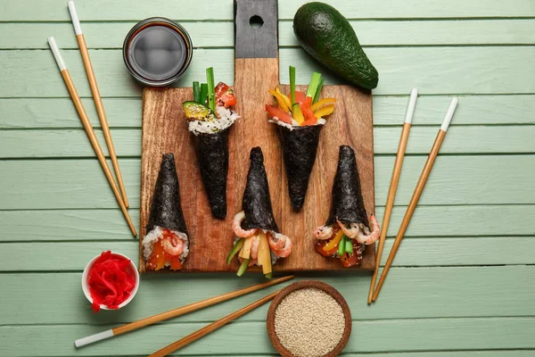 Tablero Con Sabrosos Conos Sushi Salsa Soja Semillas Sésamo Jengibre —  Fotos de Stock