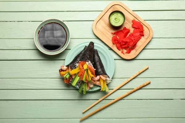 Placa Con Sabrosos Conos Sushi Salsa Soja Jengibre Wasabi Sobre —  Fotos de Stock