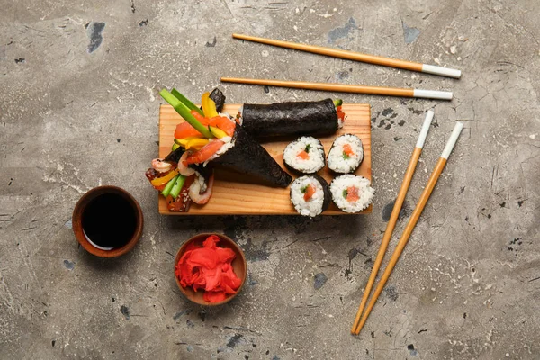 Wooden Board Tasty Sushi Cones Rolls Soy Sauce Ginger Grunge — Stock Photo, Image