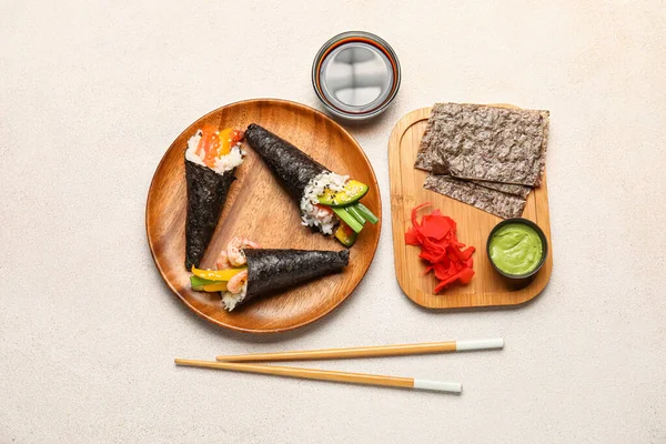 Composizione Con Gustosi Coni Sushi Ingredienti Bacchette Fondo Chiaro — Foto Stock