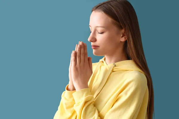 Nastolatka Modląca Się Niebieskim Tle Zbliżenie — Zdjęcie stockowe