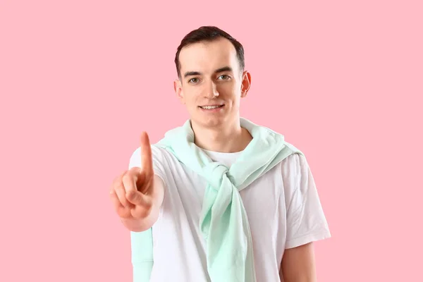 Fiatal Férfi Mutatja Egy Ujját Rózsaszín Háttér — Stock Fotó