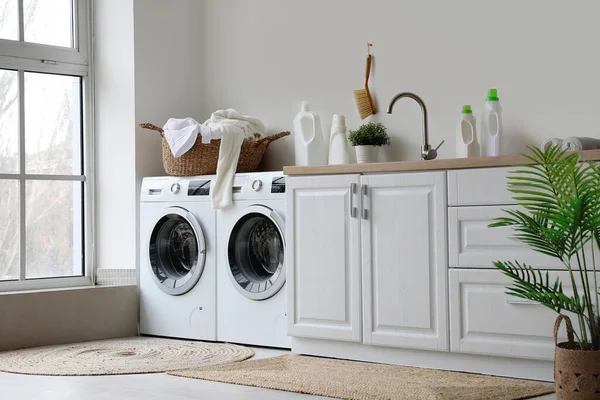 Interior Ruang Cuci Dengan Mesin Cuci Dan Pakaian Kotor — Stok Foto