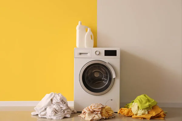 Stapels Vuile Kleding Wasmachine Met Wasmiddel Wasruimte — Stockfoto