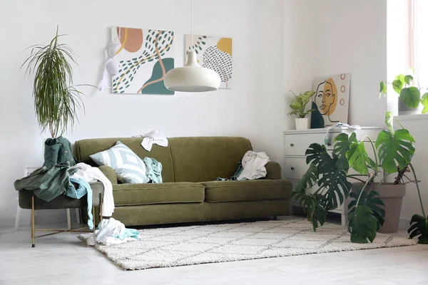 Interior Ruang Tamu Dengan Sofa Dan Pakaian Kotor — Stok Foto
