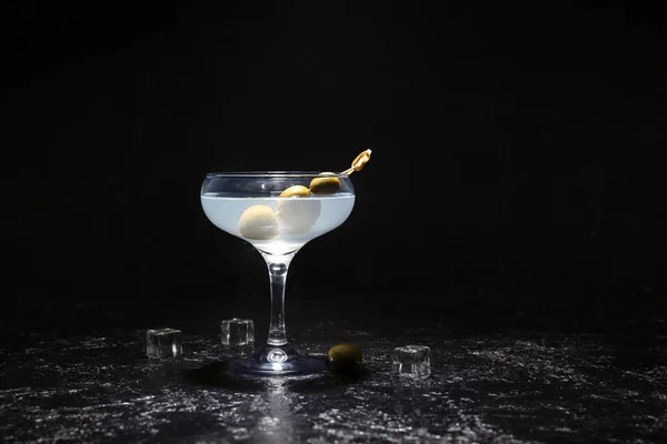 Copo Martini Saboroso Com Azeitonas Cubos Gelo Fundo Escuro — Fotografia de Stock