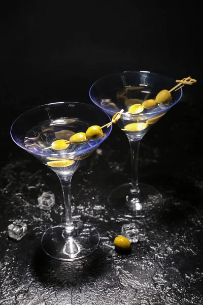 Gläser Leckerer Martini Mit Oliven Auf Dunklem Hintergrund — Stockfoto