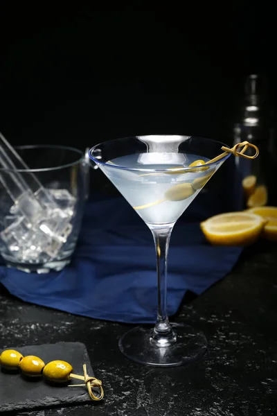 Glas Mit Leckeren Martini Eimer Mit Eiswürfeln Und Oliven Auf — Stockfoto