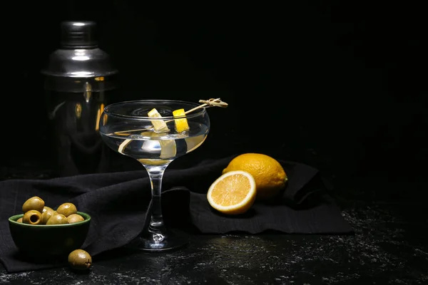 Glas Lekkere Martini Citroenen Olijven Shaker Donkere Achtergrond — Stockfoto