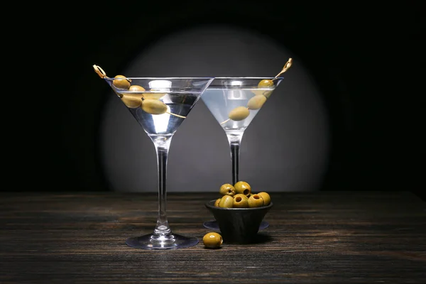 Gläser Mit Leckeren Martini Und Oliven Auf Dunklem Holztisch — Stockfoto
