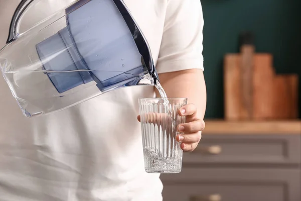 Жінка Поливає Воду Фільтрувального Глечика Склянку — стокове фото