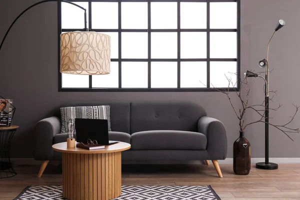 Interior Elegante Sala Estar Con Sofá Negro Portátil Moderno Mesa — Foto de Stock