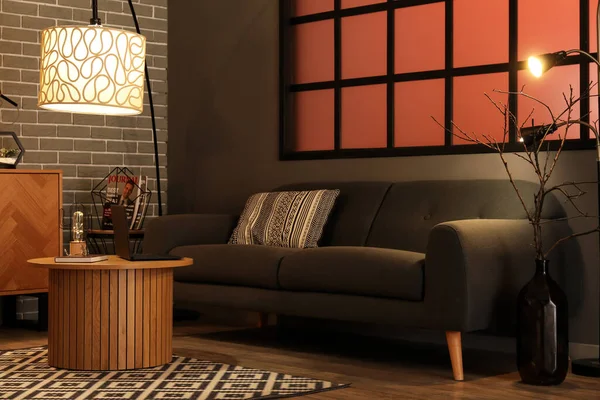 Interieur Des Stilvollen Wohnzimmers Mit Schwarzem Sofa Und Modernem Laptop — Stockfoto